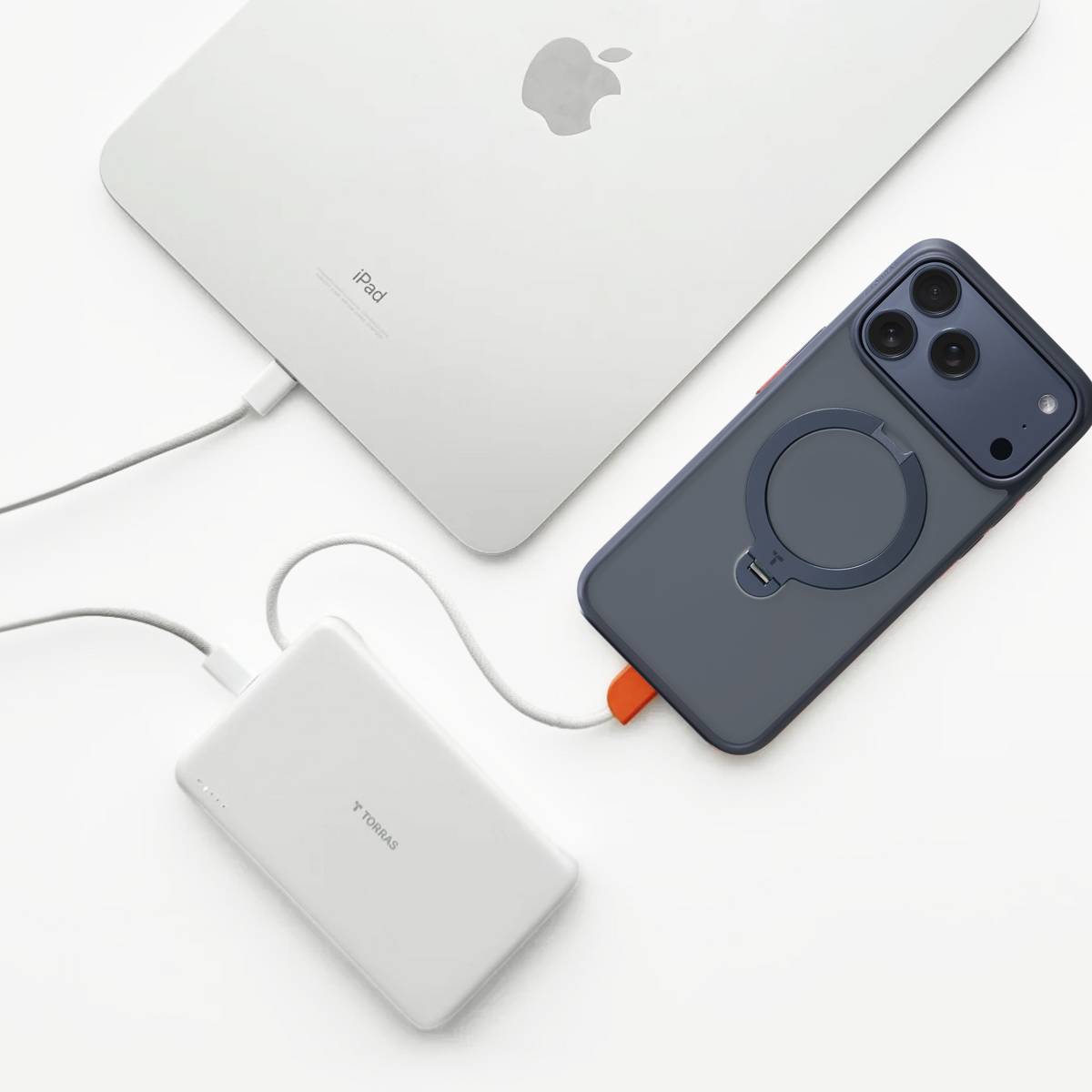 TORRAS PebbleLink 10000mAh power bank charging iPad & iPhone with magnetic case.